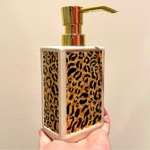 ⭐️ Young's Ceramic Animal Print Leopard Lotion Dispenser Soap Pump NWOT